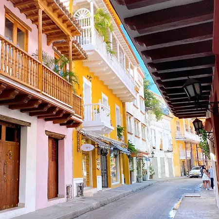 Experience The Magic Of The Calle De Damas Historic Center * Cartagena