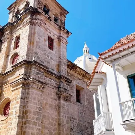 Experience The Magic Of The Calle De Damas Historic Center * Cartagena